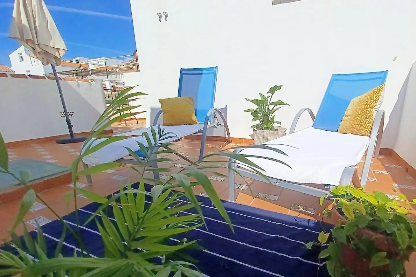 Tipica Casa En Frigiliana Con Patio Y Terraza contacts